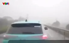 Phóng nhanh dưới trời mưa, ô tô đâm thẳng vào đuôi xe đang dừng, đỗ