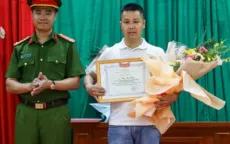 Hà Nội: Khen thưởng người leo tường cứu 2 cô gái mắc kẹt trong đám cháy nhà trọ