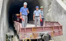 Thông hầm đường sắt Chí Thạnh sau 10 ngày sạt lở