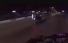 Nam thanh niên nằm ngửa, lái xe máy bằng chân với tốc độ 120km/h