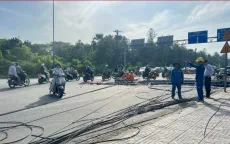 Xe container vướng vào dây cáp kéo đổ trụ điện, 2 người bị thương