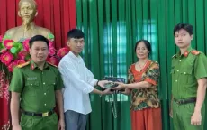 Nhân viên quán cà phê giao chiếc túi chứa hơn 200 triệu đồng cho công an