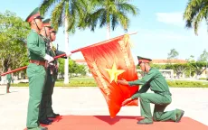 Chiến sĩ mới Trung đoàn 738 tự hào dưới Quân kỳ Quyết thắng