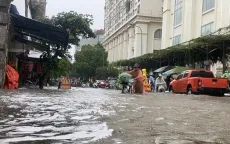Mưa xối xả vào giờ đi làm, người dân Hà Nội chật vật di chuyển