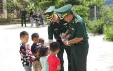 Nghĩa tình người lính biên giới nâng bước em tới trường