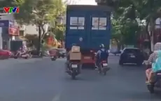 Vượt container tại nút giao, xe máy va chạm ô tô con