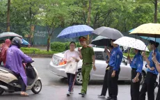 Thí sinh Hà Nội đội mưa đến thi môn Toán tuyển sinh vào lớp 10