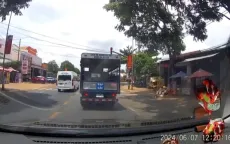 Tài xế xe khách chạy tốc độ cao, vượt đèn đỏ trên Quốc lộ 26