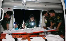 Trực thăng đưa 2 bệnh nhân nặng từ Trường Sa về đất liền điều trị