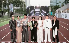Sàn diễn thời trang độc, lạ, người mẫu chạy trên sân vận động
