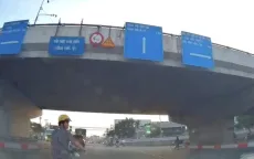 Bắt nghi can đập vỡ kính nhiều ô tô trên đường ở Thủ Đức