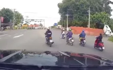 Ôm cua gắt, xe container lật nhào