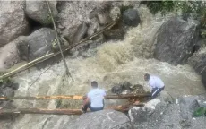 Lở đất ở vùng núi Himalaya khiến 10 người thiệt mạng, 2.400 du khách mắc kẹt ở Đông Bắc Ấn Độ
