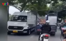 Quên đóng cửa thùng hàng, cánh xe tải đập văng vào kính xe 16 chỗ