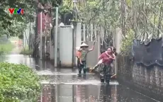 Khu dân cư ở Vĩnh Phúc trời nắng vẫn ngập úng, người dân bì bõm lội nước