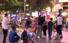 Bát nháo hàng rong ở phố đi bộ Nguyễn Huệ (TP Hồ Chí Minh)