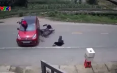 Ô tô quay đầu xe va chạm với xe máy hất 3 thanh niên xuống đường