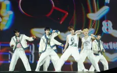 Nhóm nhạc thần tượng KPop hát tiếng Việt trong live concert đầu tiên