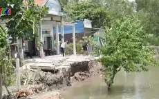 Đời sống người dân bị xáo trộn do sạt lở bờ sông