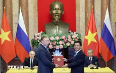 Chủ tịch nước Tô Lâm và Tổng thống Nga Vladimir Putin chứng kiến trao văn kiện hợp tác