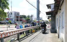 Muôn kiểu lấn chiếm hành lang đường sắt