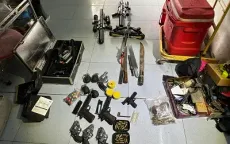 Phát hiện 11 khẩu súng cùng 4 quả lựu đạn trong nhà thanh niên ở Trà Vinh
