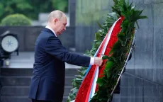 Tổng thống Nga Vladimir Putin vào Lăng viếng Chủ tịch Hồ Chí Minh