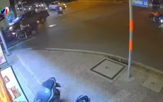 Lao như bay qua ngã tư, xe máy vượt đèn đỏ gây tai nạn