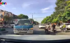 Xe tải lấn đường, chèn ép xe khác để đi ngược chiều