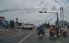 Tước bằng lái với tài xế xe ben vượt đèn đỏ trên quốc lộ 1
