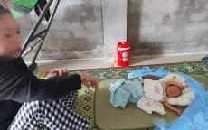 Bé gái sơ sinh bị bỏ rơi bên lề đường