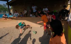 Trẻ em Mỹ tìm thấy nhiều điều bổ ích tại trại hè thích ứng nắng nóng