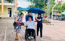 "Áo xanh" tình nguyện đẩy xe lăn, cõng thí sinh đến làm thủ tục thi Tốt nghiệp THPT