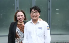 Phụ huynh rạng rỡ đón con sau buổi thi môn Toán