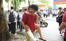 Cõng bạn và những hình ảnh ấn tượng trong buổi thi môn Ngữ văn sáng nay tại Hà Nội