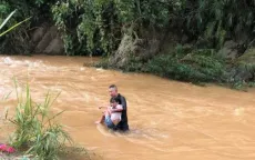 Hai thanh niên lao xuống suối cứu bé gái bị lũ cuốn