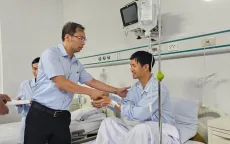 Thăm hỏi, động viên công nhân Hải Phòng nghi ngộ độc sau bữa ăn ca