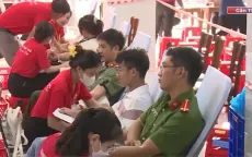 Ngày hội “Sắc đỏ Tây Đô” thu hút hơn 700 người đăng ký hiến máu