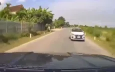 Ô tô con đi ngược chiều, suýt đâm trực diện xe đi đúng luật