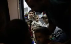 Trẻ em bị thương và mắc bệnh rời khỏi Gaza trong chuyến sơ tán y tế đầu tiên