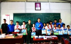 San sẻ yêu thương với học sinh lớp học tình thương đảo Hòn Chuối