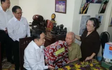 Chủ tịch Quốc hội Trần Thanh Mẫn thăm, tặng quà người có công tại Cần Thơ
