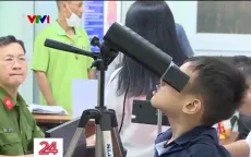 Nhiều gia đình dẫn theo con nhỏ xếp hàng chờ làm thẻ căn cước mới