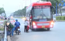 "Xe dù, bến cóc" vẫn hoạt động nhộn nhịp ở TP Hồ Chí Minh