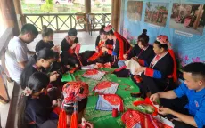 Hạ Long mở lớp dạy thêu may trang phục dân tộc để bảo tồn văn hóa truyền thống