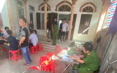 Nghi án chồng khoá cửa đâm chết vợ rồi tự sát