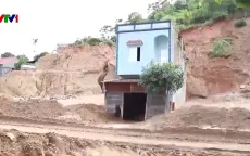 Nguy cơ sạt lở vùi lấp những căn nhà dưới chân đồi vào mùa mưa