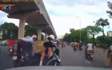 Người phụ nữ chở con nhỏ cố đi ngược chiều va chạm với xe máy