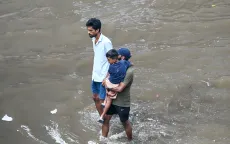 Mưa lớn gây ngập lụt nghiêm trọng ở thủ đô tài chính Mumbai, Ấn Độ