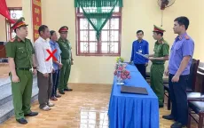 Khởi tố hai cán bộ lạm quyền trong khi thi hành công vụ